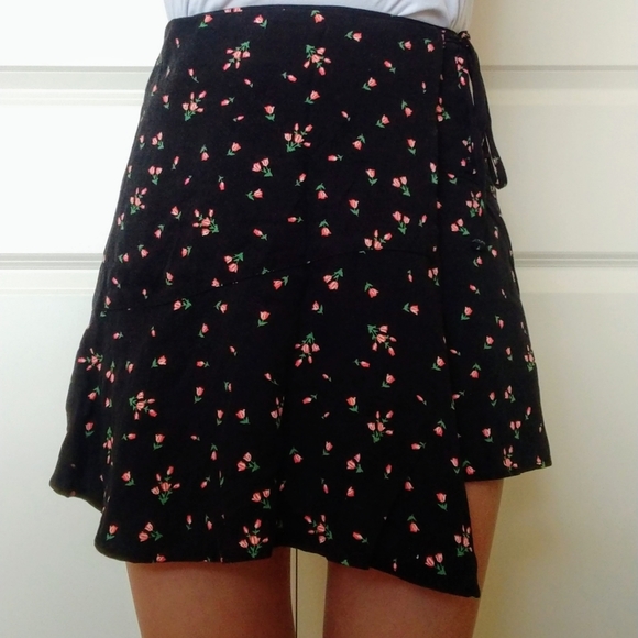 UO Floral Wrap Skirt - Picture 2 of 3